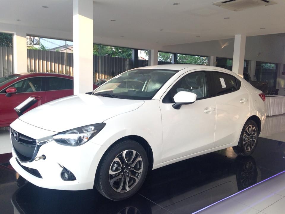 Kính xe Mazda2